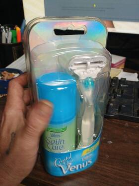 Gillette 047400140370 Crystal Clear Venus Womens Razor With 2 Cartridges Shower Hold