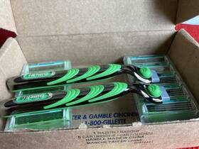 Gillette 047400679900 Mens Mach 3 Razor Blade 10 Cartridges 2 Handles