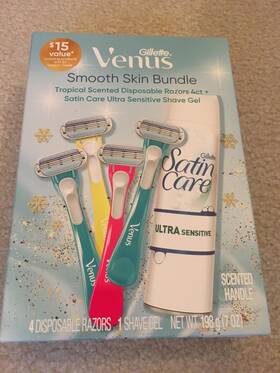 Gillette 047400704183 New Venus Smooth Skin Bundle With 4 Tropical Scented Razors And 1 Shave Gel
