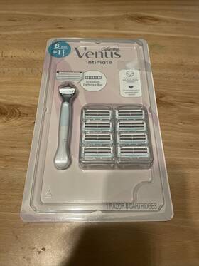 1846655 Gillette Venus Female Intimate Grooming Razor 1 Handle 8 Cartridges