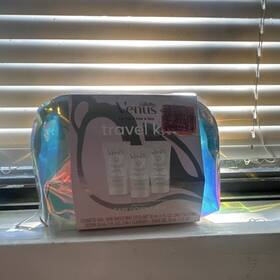 13518832js Gillette Venus Pubic Hair And Skin Travel Kit For Women With Cosmetic Bag