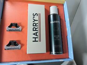 Harrys 630509856893 Harry S Gift Set Contains Razor Shave Gel And Two Extra Blades