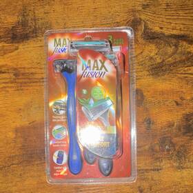 67101 Max Fusion Triple Blade Cartridge Razor 3-pack Comfort Grip Aloe Vitamin E Strip