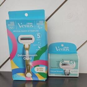87f7ee0b-00c Venus 2 Pack Deluxe Smooth Gold Razor And Cartridges With Refill 14ct