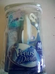 Gillette Venus Devine Razor With 2 Cartridges 1 Satin Care Oceania Shave Gel. Fixed Price $12.31.