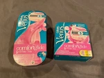 Brand New Gillette Venus Comfortglide White Tea Razor & Refill Cartridge Pack. Fixed Price $17.95.