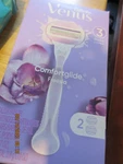 Gillette Venus Comfortglide Freesia Women's 3 Blade Razor 1 Handle + 2 Refills. Fixed Price $9.19.