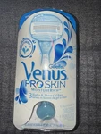 Gillette Venus Proskin Moisture Rich One Razor, Two Cartridges, Shower Hook New. Fixed Price $9.99.