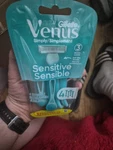 Gillette Venus Simply 3 Sensitive Women's Disposable Razors, Pack Of 1 With 4. Fixed Price $7.00.