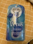 New Gillette Venus Divine Blue Razor Handle + Travel Case 2 Cartridges. Fixed Price $22.00.